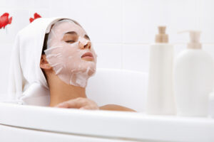 マスクシートをする女性